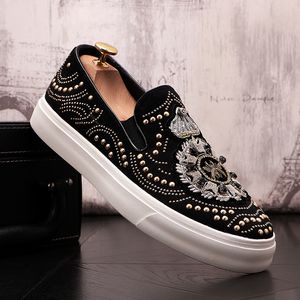 Nowe męskie buty płócienne mokasyny koronkowe modne buty na swobodne buty napędowe Mocassins Flats Dress Sapatos Masculinos Social Zapatos Hombre