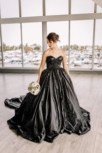 Svart bollklänning Gothic Princess Bröllopsklänningar Vintage Sweetheart Corset Back Färgglada Beaded Lace Appliques Bridal Gowns Custom Made