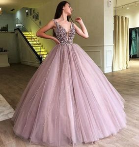 2021 Różowa suknia balowa sukienki Quinceanera Kryktyczne kryształy głębokie v szyja puffy 15 suknie balowe vestidos de evening sukien