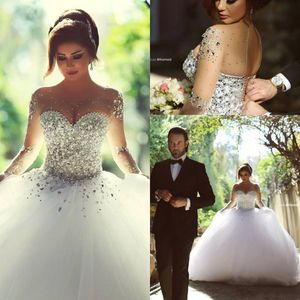 Lyxiga Rhinestones Crystal Ball Gown Bröllopsklänningar Vintage O Neck Långärmad Baklösa Plus Storlek Golvlängd Bröllopklänningar