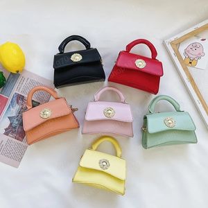 Barnens mini handväska 2021 Söt läder Kids Crossbody Bag Little Girl Passes och Handväskor Baby Coin Pouch Tote