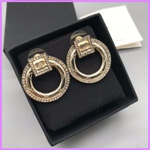 Con diamanti Nuovi orecchini per le donne Gioielli di design di lusso Orecchini in oro da donna Orecchini a bottone rotondi Mens di alta qualità per regali D2112183F