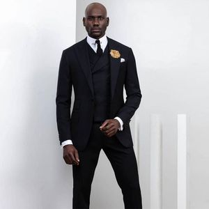 Schwarzer Slim-Fit-Herrenanzug mit spitzem Revers für die Hochzeit, Smoking, dreiteiliger Bräutigam, der einen Ein-Knopf-Abschlussballblazer mit Jacken, Weste und Hosen trägt