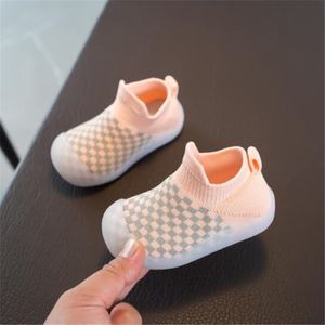 أحذية أطفال مضادة للانزلاق ناعمة من الأسفل للأطفال الصغار مشوا لأول مرة أحذية رياضية مسطحة غير رسمية للأطفال البنات والأولاد