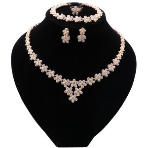 Set di gioielli color oro africano. Collana di cristalli con fiori alla moda, orecchini, bracciale, anello. Graziosi gioielli da sposa per donna Dubai