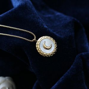 Anhänger Halsketten RHYSONG Unregelmäßige Halbmond Runde Eingelegte Weiße Shell Mond Halskette Gold Farbe Box Kette Frauen Mode Japanischen Schmuck