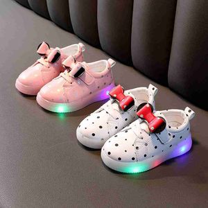 2021 Nowa LED Luminous Różowy Buty Dzieci Dziewczyny Lekkie Dzieci Luminous Baby Trampers Sport Baby Boy Girl Led Light Shoes Bow G1025