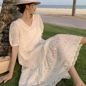 ヴィンテージの女性の休日の長いビーチのドレス女性の夏の白いVネック中空刺繍のカジュアルルーズローブフェムメ210514