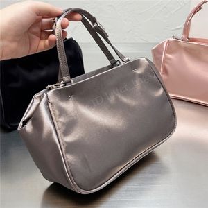 Lüks Çanta Tasarımcısı Omuz Naylon Zincirler Çanta Çanta Cüzdan Hobos Kabuk Mektuplar Üçgen Şekli Debriyaj Kolu Düz Crossbody Büyük Kapasiteli Kadın Çanta