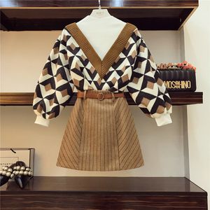 Kvinnor mode v formad geometri halv turtleneck pullover tröja + hög midja randig mini kjol höst sashes 2-stycken set 210416