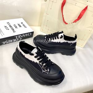 Fall 2021 Latest Ladies Casual Shoes Fashion Designer Black and White Gradient Canvas Sneakers Luxurys High Quality All-match Boots