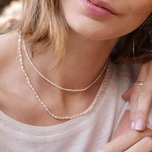 2020 minimalistische echte 2 mm/3–4 mm große Süßwasserperlen-Halskette, schlichter, zarter Schmuck für Frauen