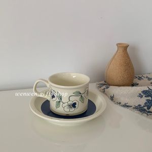 Kubki średniego starożytnego phalaenopsis filiżanka kawy i spodek ustawiony popołudniowa herbata ceramiczna