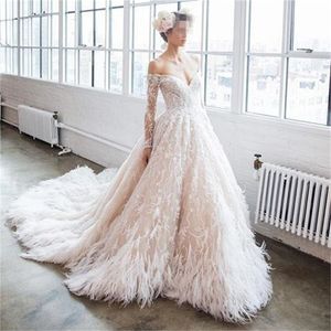 Luxury Feather Bridal Gowns Off Shoulde Appliqued Lace Plus Size Mermaid Bröllopsklänningar Ruched Tulle Long Dubai Sweep Train Anpassa Vestido de Novia