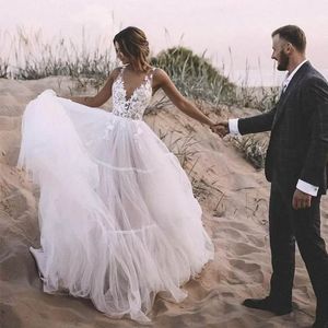 Neuankömmlinge Spitze Applikat Strand Brautkleider Kleid sexy schiere Träger Tüll v Halskleid im Garten