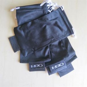 Фирменная сумка для очков Упаковка Спортивные очки Аксессуары Мягкая ткань Сумка для солнцезащитных очков Черный цвет Белая буква MOQ = 50 шт.