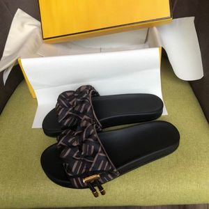 Il design con coulisse delle morbide pantofole da donna in raso ha personalità, selezione multicolore e confezione completa