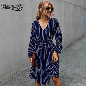 Höst Vinter Lady Ruffle Hem Striped Klänningar Med Bälte V-Neck Långärmad Casual OL Kvinnor A-Line Midi Dress 210510