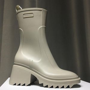 Luxur Designer Womens Half Boots Chunky Med klackar Vanliga fyrkantiga tår sko Rainboots Kvinnor Midkalv byte slitage resistent