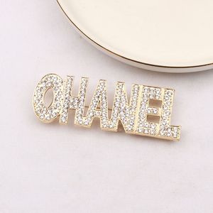 Luxury Women Designer Brand Lettera Spille Placcato oro 18 carati Intarsio Cristallo strass Gioielli Spilla Charm Perla Pin 19Style Marry Wedding Party Gift Accessorie