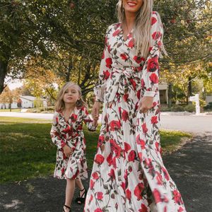 Holiday dress strap high waist Slim family parent-child wear 2021 summer fashion cotton printed long mother and daughter dress Q0716