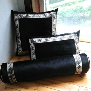 Material de travesseiro de moda de luxo Material de veludo preto e luz de ouro padrão de bordado geométrico padrão europeu almofada de almofada de almofada 3 tamanhos podem ser selecionados