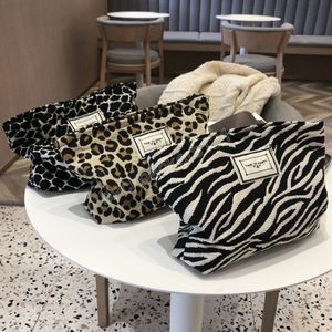 Borsa per cosmetici con stampa leopardata da donna alla moda, in tela, con cerniera impermeabile, per articoli da toeletta da viaggio, grande capacità