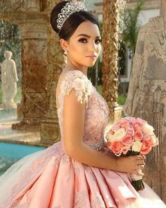 2022 Vintage Różowa Suknia Balowa Quinceanera Suknie Scoop Neck Cap Rękawy Koronki Appliqued Kryształ Koraliki Ręcznie Made Flowers Prom Suknie Sweep Train Tulle Sweet 15 Dress