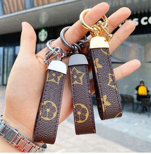 2022 New Arrival Car Keychain Favor Flower Bag Purse Pendant Brown Black Keyring Men Gift Fashion PU Leather Key Chain Mens Accessories