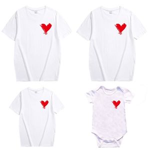 Mamma och mig kläder far son mor dotter matchande familj outfits t-shirt mamma barn baby tjejer mjuk bomull hjärta tryck toppar 210417