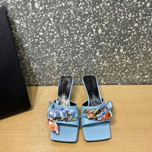Direktförsäljning Toppdesigner Kvinnors tofflor med en mängd olika kläder Bekväma högljudda sandaler 7cm Familj Badrumsstrand Lyx 35-42
