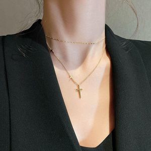 Hängsmycke Halsband Europeiskt och Amerikanskt Style Cross Necklace Kvinnors Design Clavicle Chain Red Double Layer All-Match Smycken