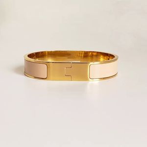 Högkvalitativ designdesign Armring i rostfritt stål guld bokstavsspänne armband modesmycken älskar män och kvinnor armband