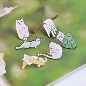 Białe szkliwo kota Pinki z kreskówek Animal Lapel Pin for Women Men Top Dress Cosage Fashion Jewelry Will and Sandy