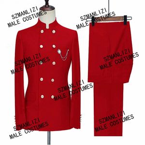 Senaste Coat Pant Designs Röda Män Passar Stand Collar Guldknappar Prom Suit För Man Kostym Mariage Homme 2 Pieces Bröllop Tuxedo