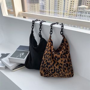 2021 Women's Corduroy Shoulder Bags Retro Leopard Pattern Handbag Thick Chain Tote Bag Female Large Capacity Bucket 220210