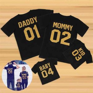 Arrivo Family Look Abbigliamento t-shirt manica corta DADDY MOMMY KID BABY Girl Boy Abbigliamento abbinato 210517