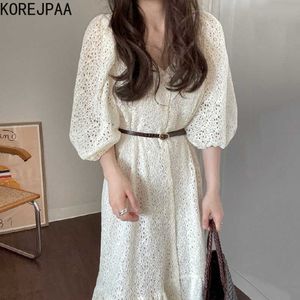 Korejpaa Kadınlar Elbise Yaz Kore Chic Retro V Yaka Dantel Hollow Kanca Çiçek Tek Göğüslü Kabarcık Kol Uzun Elbiseler Ile Kemer 210526