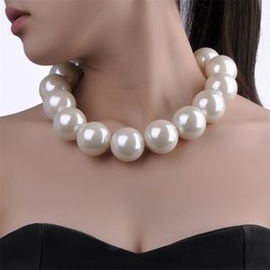 Ny mode elegant vit harts pärla kedja choker uttalande bib halsband faux stora pärla pärlstav halsband kvinnor smycken gåva 210331