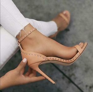 패션 클래식 샌들 얇은 굽된 여성의 신발 리벳 슈퍼 하이힐 35-42 크기