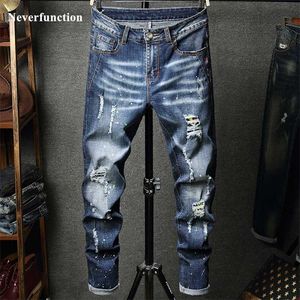 Мужчины хип-хоп разорвал проблемные растягивающие стройные пригодные джинсы брюки уличные одежды мужские отверстия чернила напечатанные повседневные джинчарные штаны 2111111