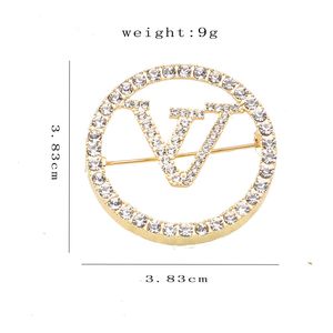 Luxury Brand Designer Letter Pins Brooches Women Style Gold Silver Crystal Pearl Rhinestone Cape Buckle Brooch Suit Pin Wedding Party Jewerlry Accessories Gifts