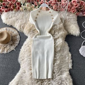 Ny design kvinnors o-hals kort ärm stickade knappar lapptäcke bodycon tunika blyerts knä längd avslappnad klänningar fast färg