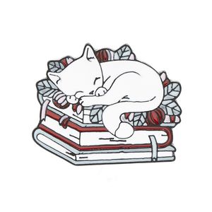 Katt läser böcker emalj stift tecknad sovande kattunge broscher söt bok älskare djur badge väska kläder lapel pins smycken gåvor