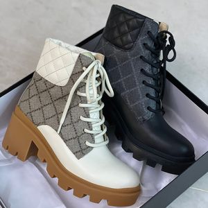 Kvinnors fotledsdesigner Luxury Martin Desert Boots Beige och Ebony Leather Quilted Lace-Up Winter Shoes Gummi Lug Sole With Box No13