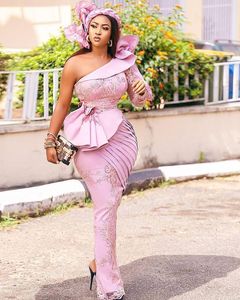 2021 Aso Ebi Pink Mother of the Bride Dresses One Shoulder Full Lace Applicants Pärlor Långärmad sjöjungfruk Evening Wedding Gues231Z