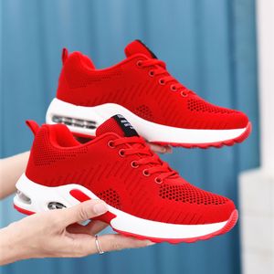 2021 Mulheres Sapatos Senhoras Sapatilhas Moda Malha Vermelho Roxo Respirável Casual Mulheres Ao Ar Livre Jogging andando