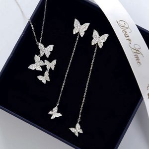 Charmig bländande micro 925 Sterling Silver Zircon Butterfly halsband med örhänge Set Kvinnor Presenthalsband Chace Choker NK022s