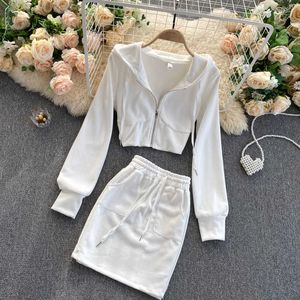 Sonbahar Eşleştirme Setleri Casual Beyaz Uzun Kollu Kapşonlu Tişörtü Fermuar Hoodies Coat Mini Wrap Kalça Elastik Etekler Tüm Maç 210610