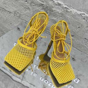 2021 New Sexy Yellow Mesh Pumps Sandals Female Square Toe High Heel Lace Up Cross Tied Stiletto Hollow Dress Shoes Ytmtloy Y0721